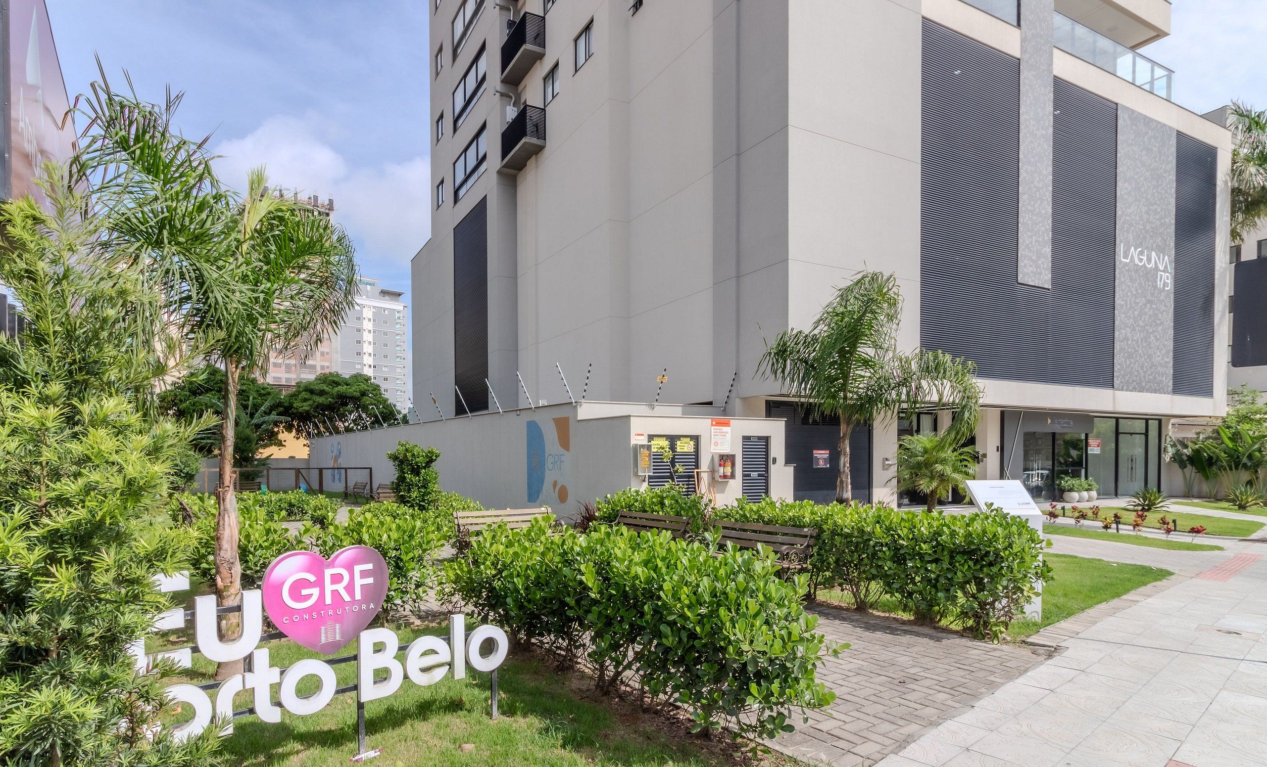 A modern building with a sign reading "GRF Construtora Belo".