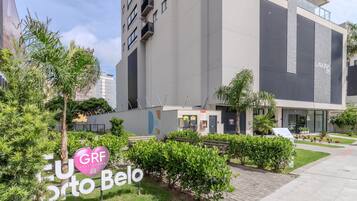 A modern building with a sign reading "GRF Construtora Belo".
