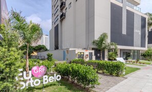 A modern building with a sign reading "GRF Construtora Belo". - Enjoy the Best of Pereque Just 150m From the Sea! CLE (Porto Belo)