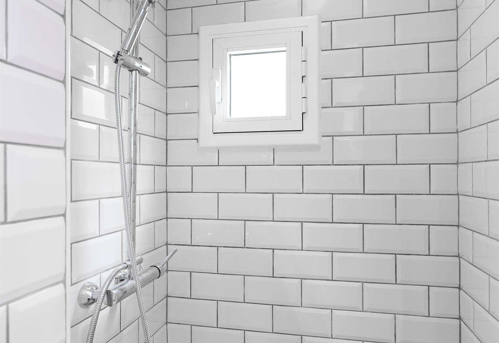 Een douche, een haardroger, handdoeken