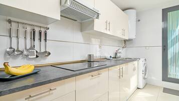 Kühlschrank, Mikrowelle, Herdplatte, Wasserkocher mit Kaffee-/Teezubehör