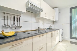 Køleskab, mikrobølgeovn, kogeplade, kaffe-/temaskine