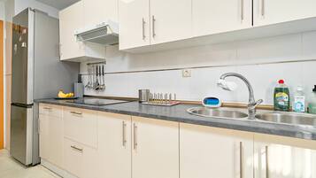 Een koelkast, een magnetron, een kookplaat