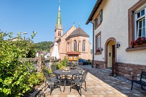 Outdoor dining - Room 'Christophorus' with Shared Terrace, Shared Garden and Wi-Fi (Forbach)