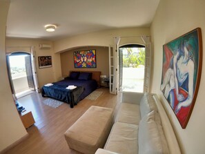 5 bedrooms, iron/ironing board, WiFi, bed sheets