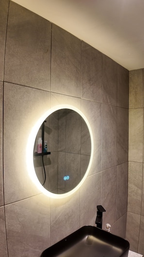 Haartrockner, Handtücher, Seife, Toilettenpapier