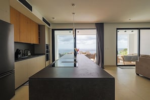 Four Ă micro-ondes, un four, surface de cuisson, lave-vaisselle
