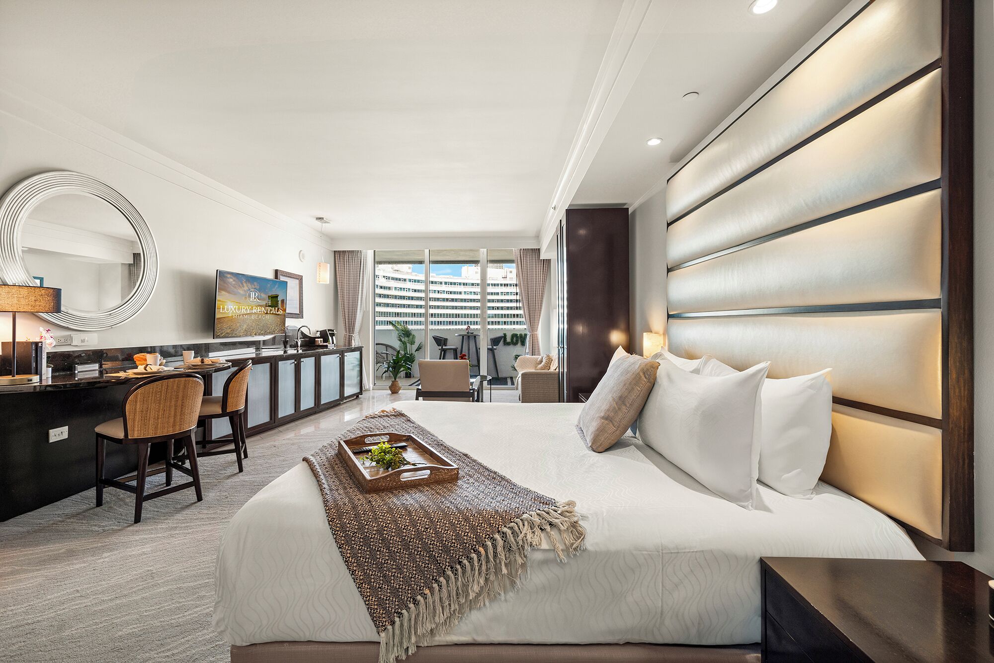 Skrivebord, strykejern/-brett, reiseseng for barn og wi-fi (inkludert)