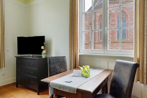 Dining - Apartment 'For 2 People' with Shared Terrace, Communal Garden and Wi-Fi (Forbach)