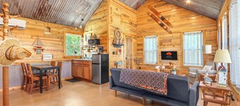3 Cozy Cottages w/ Firepit, Pickleball & More!