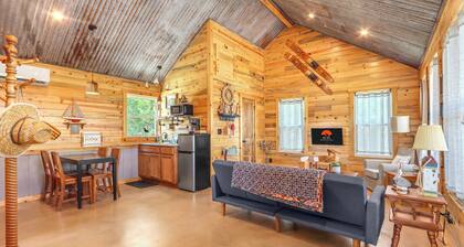 3 Cozy Cottages w/ Firepit, Pickleball & More!