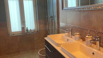 Dusche, Haartrockner, Handtücher, Toilettenpapier
