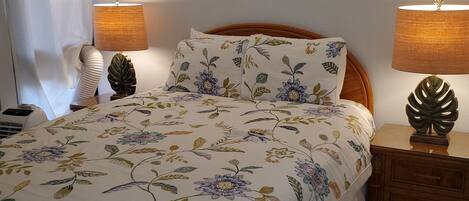 Tabla de planchar con plancha, wifi y ropa de cama