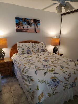 Iron/ironing board, WiFi, bed sheets -  across from Charley Young  beach #2 (Kihei)