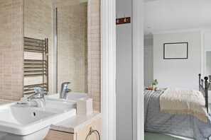3 chambres, fer et planche à repasser, lit parapluie, Wi-Fi gratuit