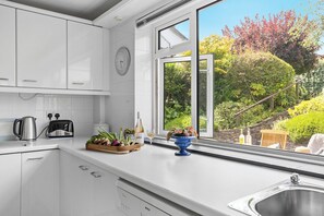 Kjøleskap, mikrobølgeovn, ovn og oppvaskmaskin