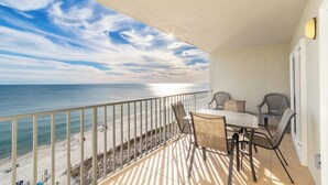 Outdoor dining - Beautiful 2B/2B Beach Views & Best Eats | Palmaway (Gulf Shores)