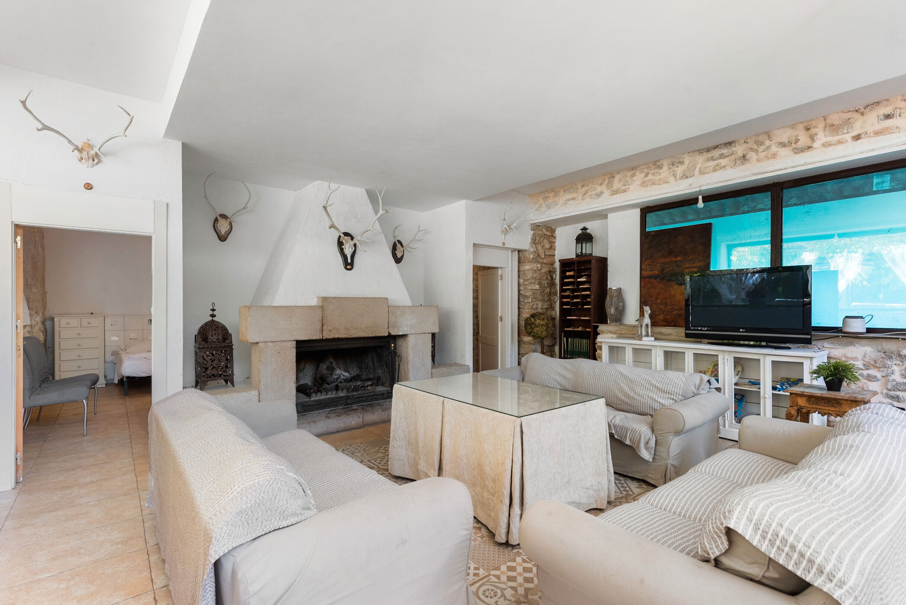 Televisión, chimenea, reproductor de DVD, mesa de ping pong