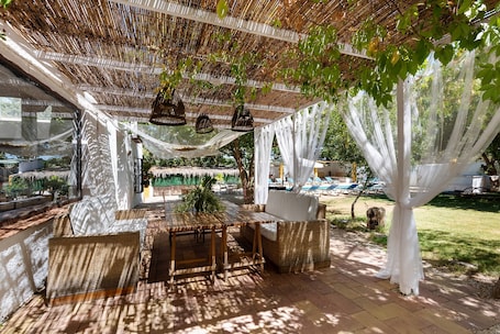 Outdoor dining. Country House 'Cortijo La Vega Archidona' with Mountain View, Wi-Fi and Air Conditioning