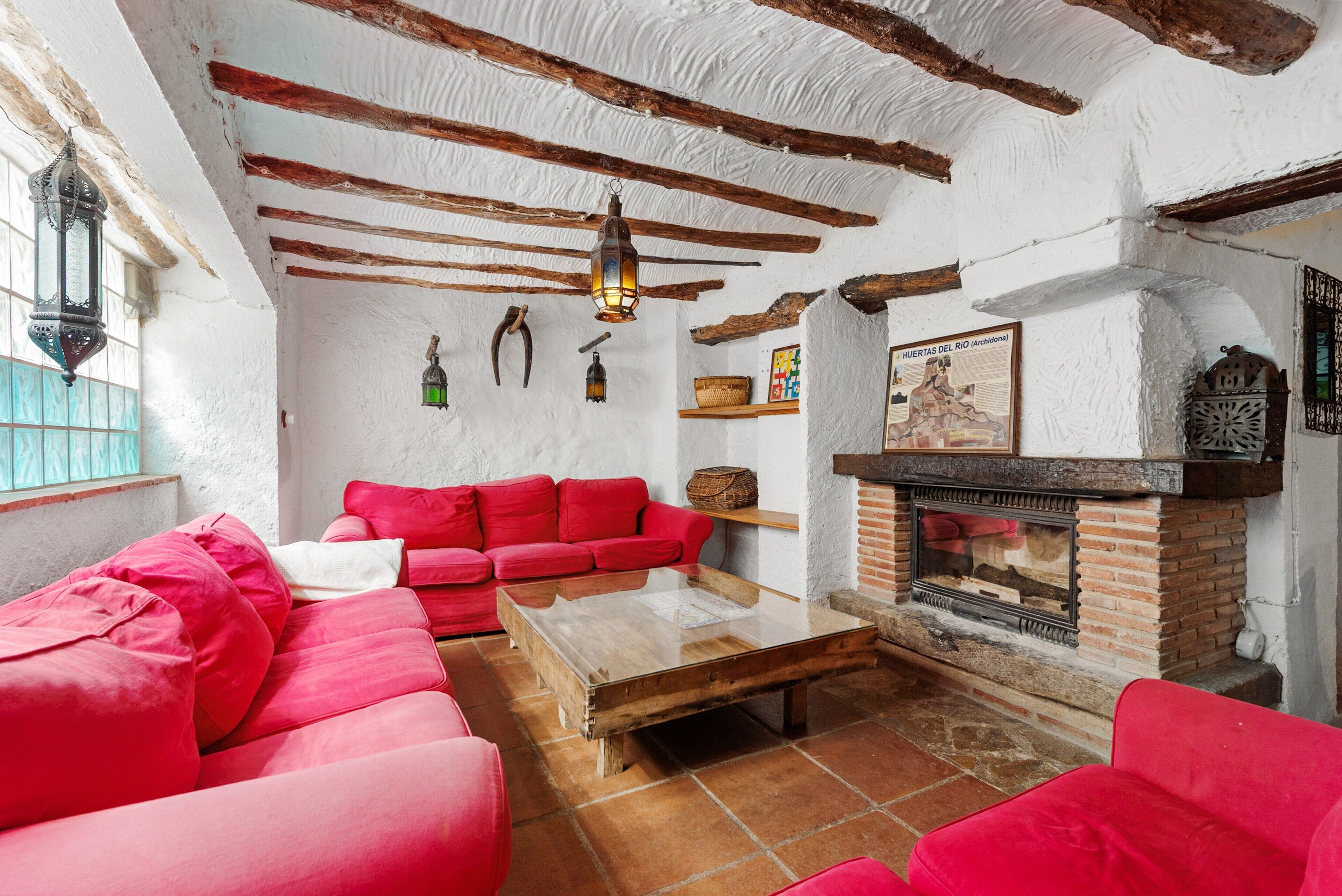 Televisión, chimenea, reproductor de DVD y tenis de mesa 