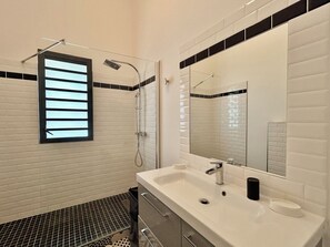 Shower, hair dryer, towels, toilet paper - *VILLA RAVENALE* - Ocean 150 m away (Saint-Paul)