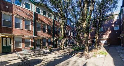 Luxury Highlands Townhouse, WALK TO ALL, 2 king 2.5 bath, fireplace,