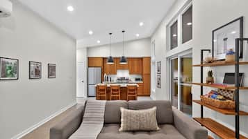 Townhome, 1 Bedroom | Living area