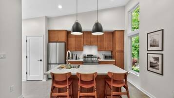 Townhome, 1 Bedroom | Private kitchen | Fridge, oven, coffee/tea maker, toaster