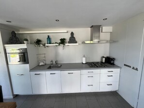 Kylskåp, mikrovågsugn, diskmaskin och brödrost