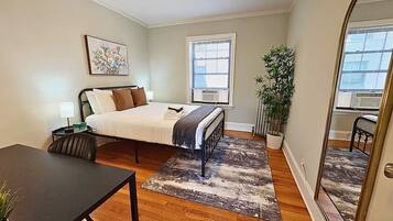 1 slaapkamer, een strijkplank/strijkijzer, reisbedje, beddengoed