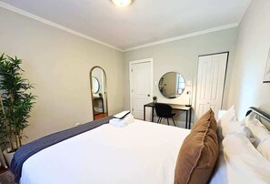 1 غرفة نوم ومكواة/لوح كي وسرير سفر وملاءات أسرّة