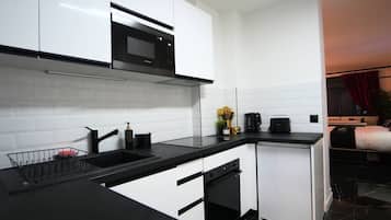 Een koelkast, een microgolfoven, een oven, een kookplaat