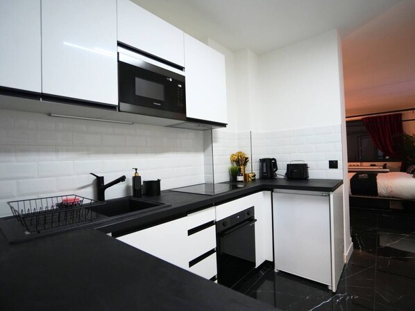 Fridge, microwave, oven, stovetop