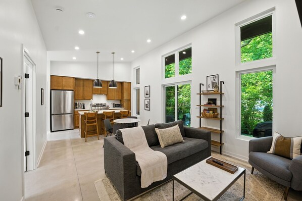 Casa geminada, 2 quartos | Área de estar | Smart TV, serviços de streaming