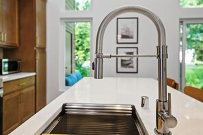 Refrigerador, horno, cafetera/tetera, tostadora