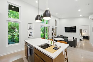 Townhome - 2 sovrum | Eget kök | KylskÄp, ugn, kaffe- och tebryggare och vattenkokare
