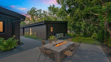 Townhome, 2 Bedrooms | Outdoor dining