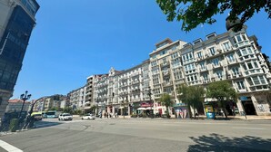 Un immeuble à plusieurs étages, de style architectural classique, doté de balcons et de grandes fenêtres.