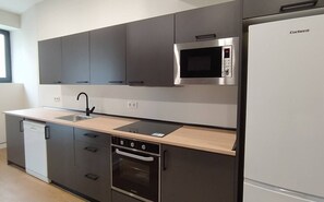 Réfrigérateur, micro-ondes, plaque de cuisson, lave-vaisselle