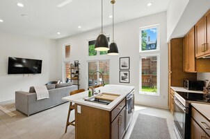 Refrigerador, horno, cafetera/tetera, tostadora