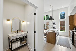 Townhome - 1 sovrum | Eget kök | Kylskåp, ugn, kaffe- och tebryggare och vattenkokare
