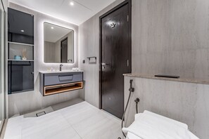 Dusche, Haartrockner, Bidet, Handtücher