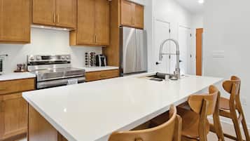 Townhome, 2 Bedrooms | Private kitchen | Fridge, oven, coffee/tea maker, toaster