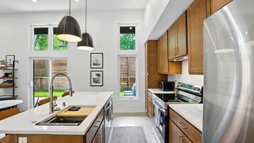 Townhouse, 2 kamar tidur | Dapur pribadi | Lemari es, oven, mesin pembuat kopi/teh, dan pemanggang roti