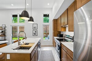 Refrigerador, horno, cafetera/tetera, tostadora