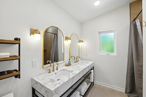 Maison en rangée, 2 chambres | Salle de bain | Serviettes fournies, shampooing