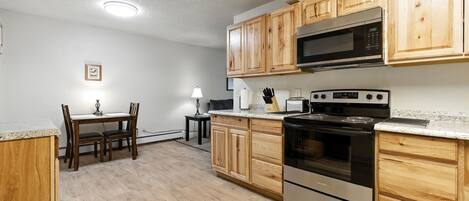 House, 5 Bedrooms | Private kitchen | Fridge, oven, coffee/tea maker, toaster
