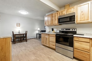 House, 5 Bedrooms | Private kitchen