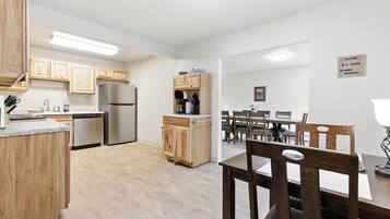 House, 5 Bedrooms | Dining