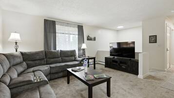 House, 5 Bedrooms | Living area | Smart TV